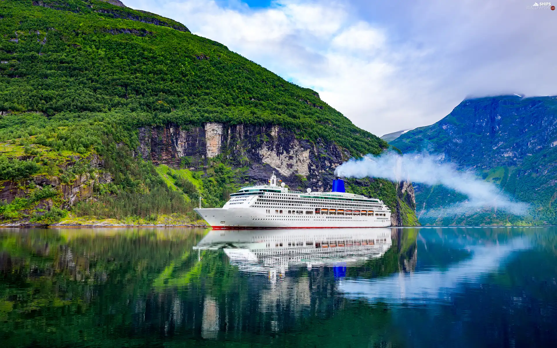 Fiord Geirangerfjorden, Cruise Ship, viewes, passenger, trees, Geiranger, Norway, Mountains