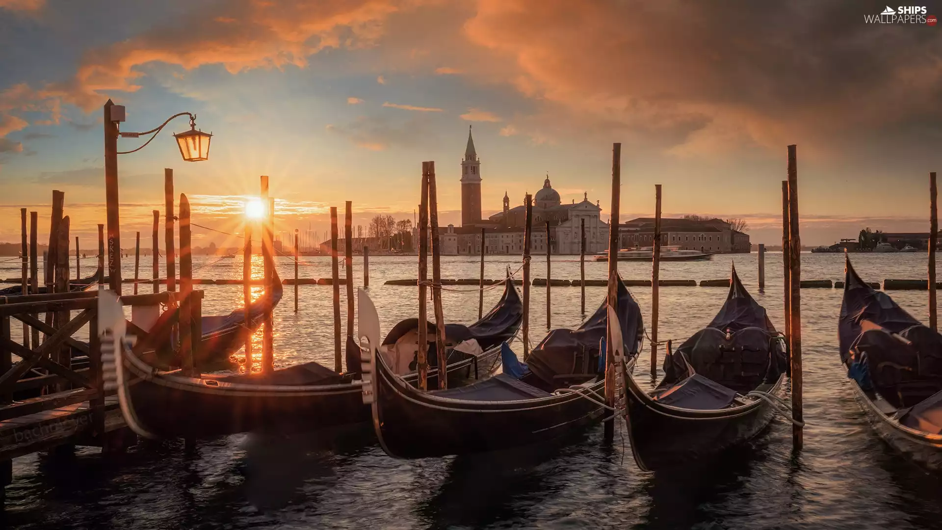 Gondolas, Italy, rays of the Sun, canal, Lighthouse, Venice