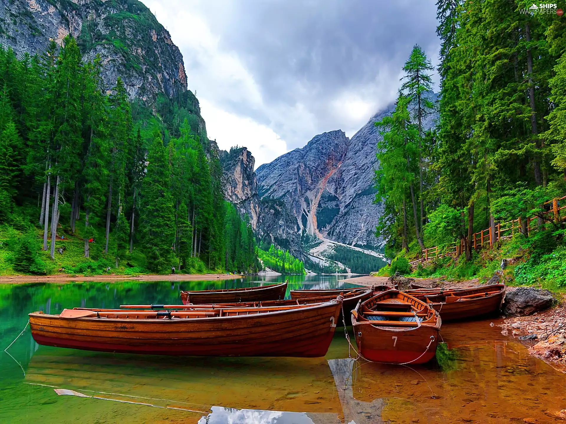 Mountains, forest, boats, lake