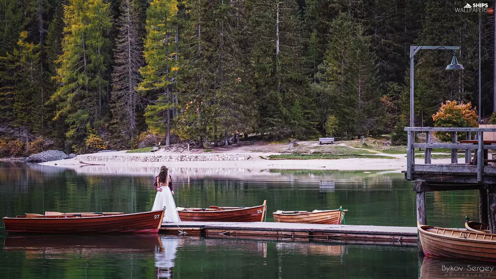 trees, viewes, Young Couple, Pragser Wildsee Lake, Platform, South Tyrol, Italy, boats